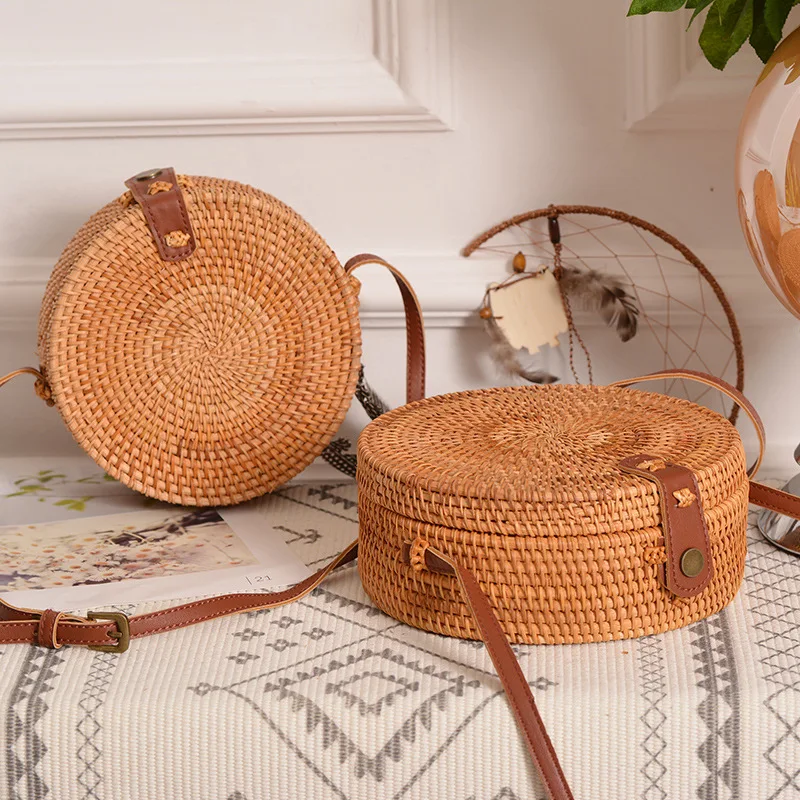 

Adjustable leather buckle bag with hand-made plain noodle in rattan knitting
