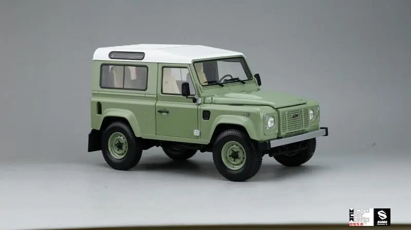 Литая модель автомобиля Почти настоящий Defender 90 Heritage Edition 1:18(зеленый)+ маленький подарок