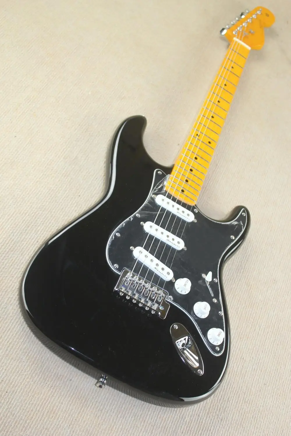 

Free Shipping Factory Custom Shop 2017 new st with synchronized tremolo Electric guitar black color electric guitar sss pickup