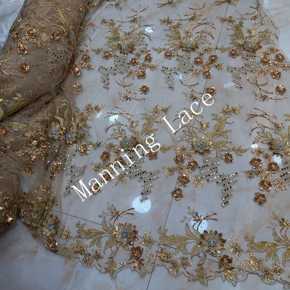 

The surface of the champagne color jacquard has a diamond and a bead, and a three-dimensional floral lace fabric