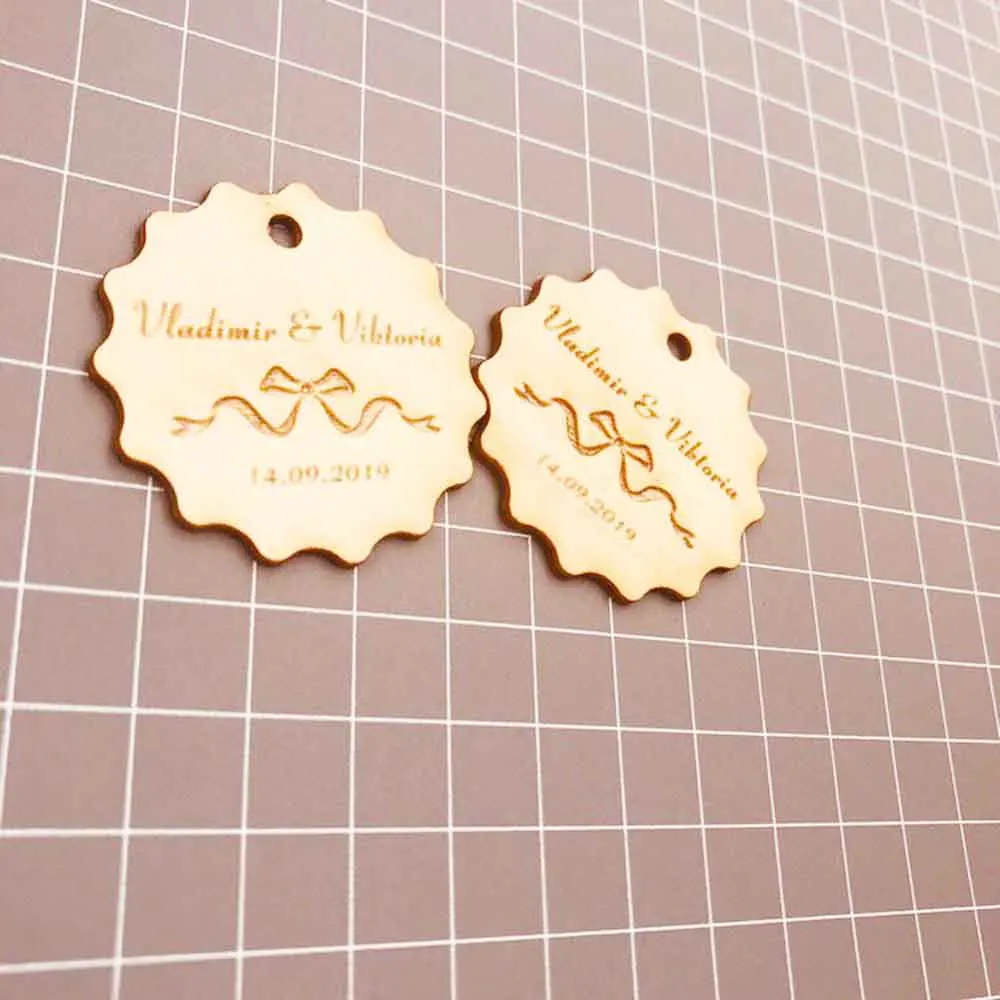 Personalized Engraved Rustic Christening Wooden Wine Charm Custom Bride&Groom Baptism Wood Label Wedding Round Favor Gifts Tags