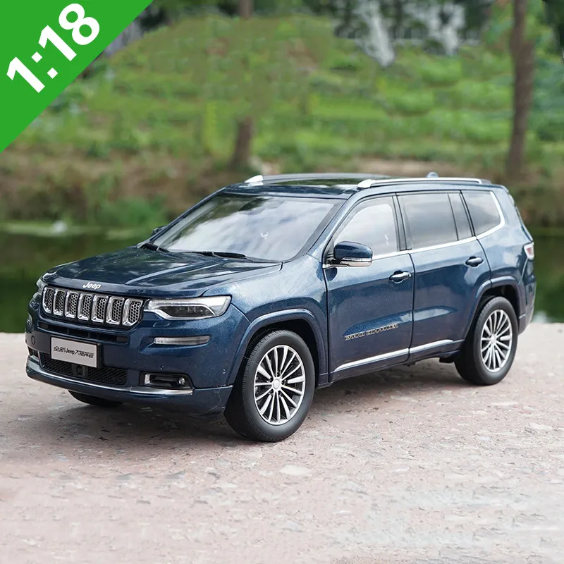 Очень красивая модель автомобиля из сплава внедорожника 1:18 высокая литого