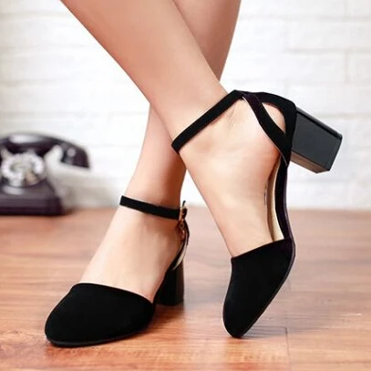 sapato de salto medio grosso