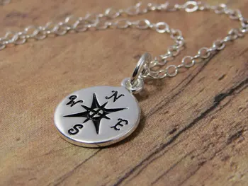 

yiustar Small Compass Necklace Find Your True North Pendant Necklace colar de ouro masculino XL061