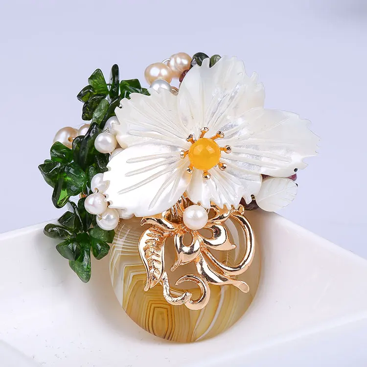 

Pearl brooch women European and American fashion jewelry manufacturers retro diamond crystal pearl pendant women chestnut pin