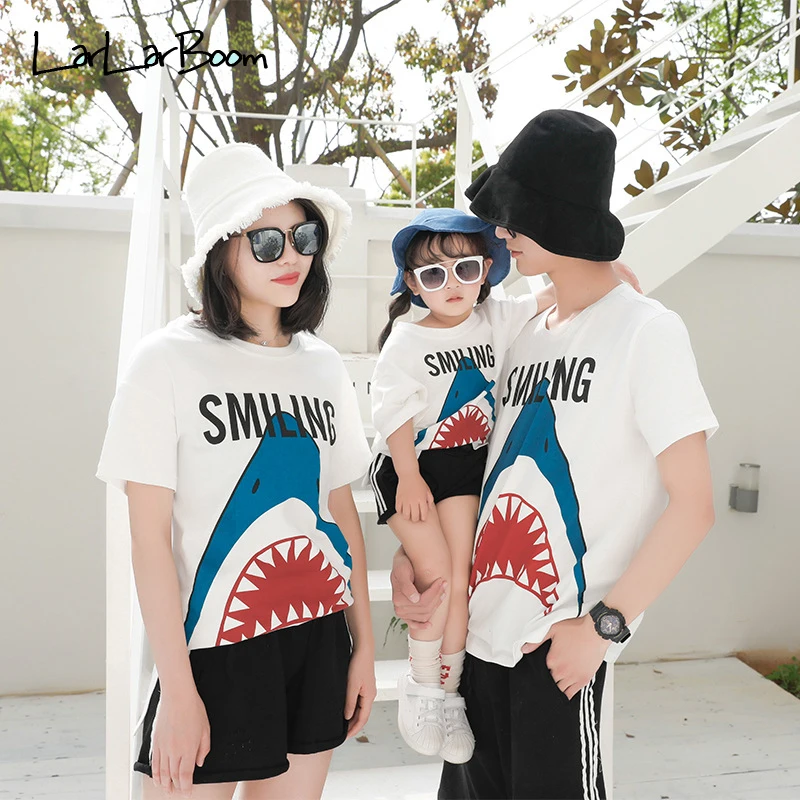 

LarLarBoom Family Matching Outfits 2019 New Summer Cute Shark Pattern Short Sleeve T-shirt Dad Mom Son Daughter Tops Family Look