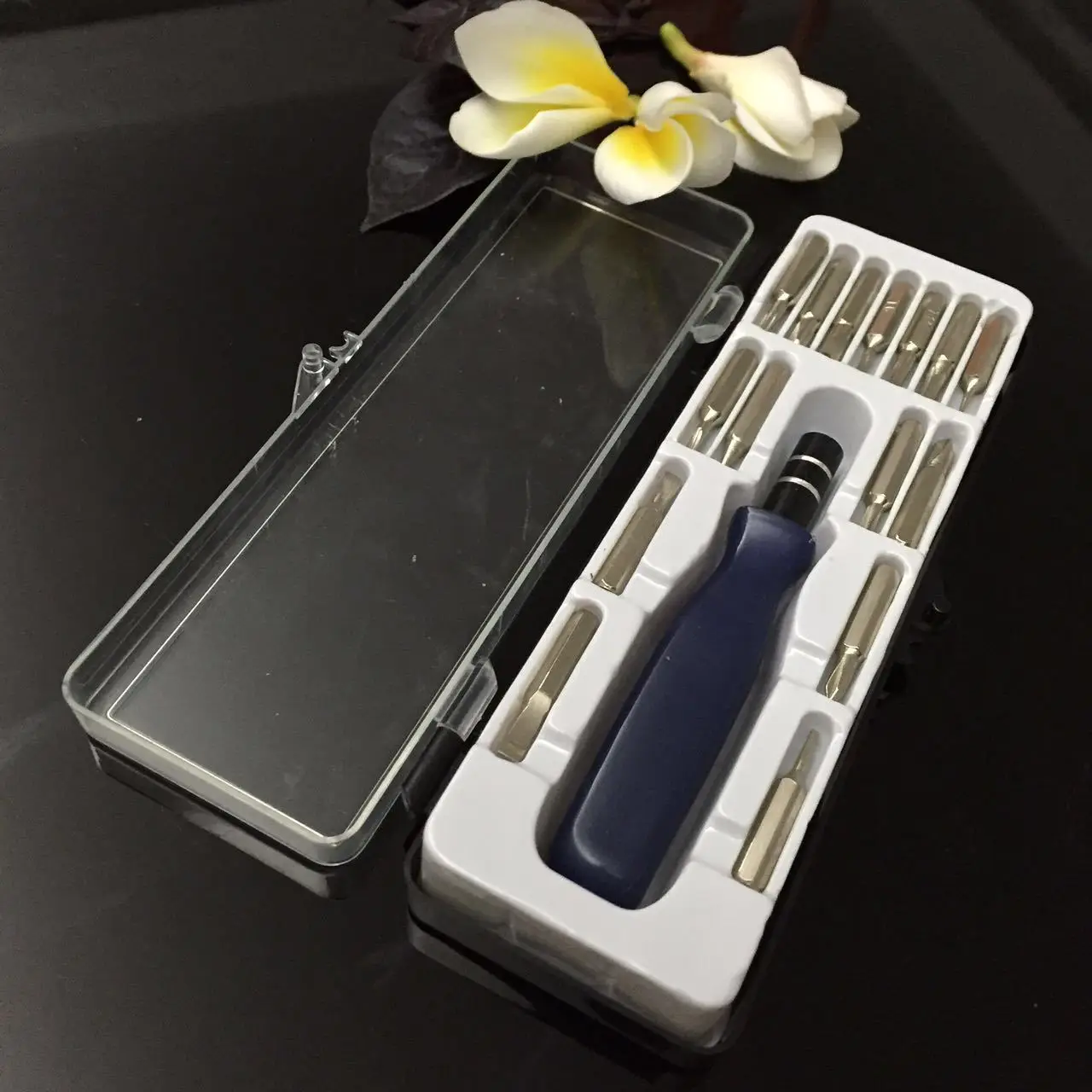 

Multi-Tool Screwdriver 16-In-One Combination Screwdriver Set Teardown Repair Tool