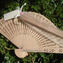 10 шт. на заказ любой текст Свадебные Сандал руки поклонников подарками сувениры, персонализированные выгравированы кружева дерево ручной вентиляторы с сумки из органзы