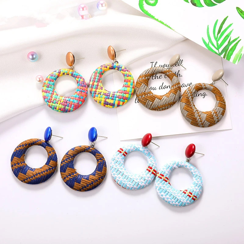 Женские Геометрические серьги гвоздики DoreenBeads разноцветные плетеные из ротанга