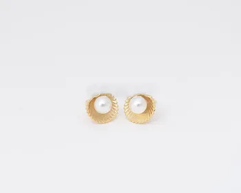 

Fashion shell stud earrings, imitation pearl inside the shell of the stud earrings for women