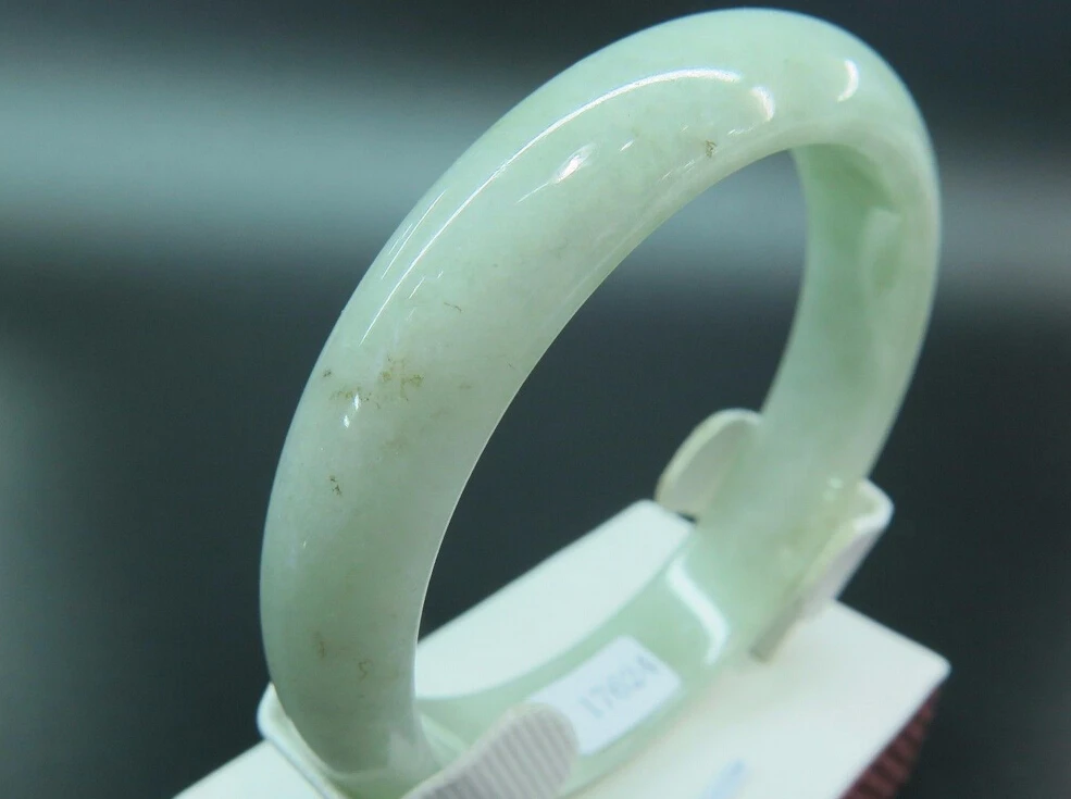 

2540 Natural A Grade Jade(Jadeite) Bangle / Light Green Bracelet