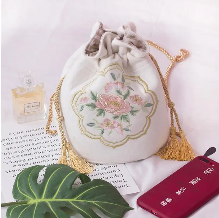 

Angelatracy 2019 Lady Chinese Vintage Fresh Floral Embroidery Flower Ruched Drawstring Chain Women Crossbody Shoulder Bucket Bag