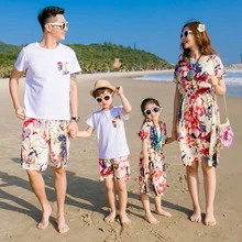 Семейный комплект для мамы и дочки, летние платья с цветочным принтом и изображением водяной лилии футболка для папы и сына+ шорты Семейный комплект для путешествий