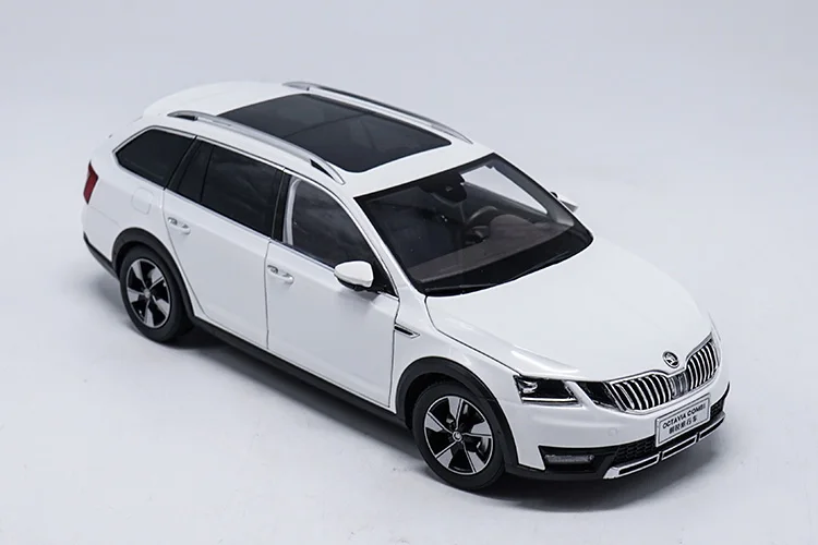 1/18 Skoda Octavia Combi Wagon литая под давлением металлическая модель автомобиля игрушка для мальчика подарок на день рождения оригинальная коробка - Цвет: Белый