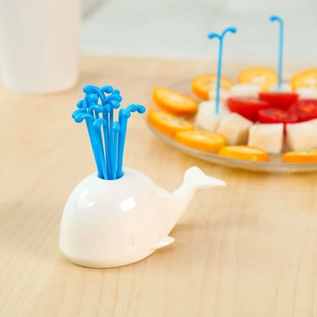 

Cute 1 Set Novelty Fruit Vegetable Tools Chic White Whale Design Jar Spray Fruit Pick Kitchen Tool Pick and Jar Set