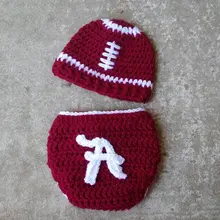 Вязаные крючком детские красные футбольные шапки для регби с подгузниками, шляпа ручной работы, шорты, комплект для младенцев, фото реквизит NB-3M