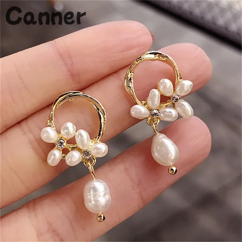 

Canner Simple Gold Color Freshwater Pearls Hoop Earrings For Women Small Twisted Circle Earrings Bride Wedding Earrings Gifts