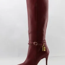 Лидер продаж; сезон осень; модные женские сапоги до колена из натуральной кожи на молнии с острым носком; цвет красный, винный; высокие сапоги на шпильке с золотым замком