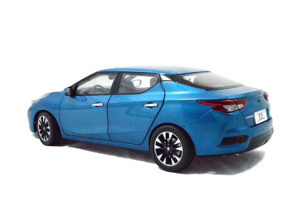 Модель автомобиля под давлением Nissan Lannia (Maxima) 2015 голубая статическая модель из