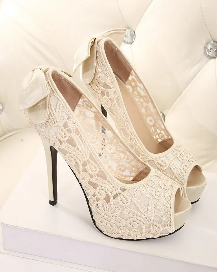 кружевные черные туфли. туфли на каблуке женские кремовые с кружевом. свадебные туфли эстетика. Jimmy choo shoes 2020. туфли белые свадебные.