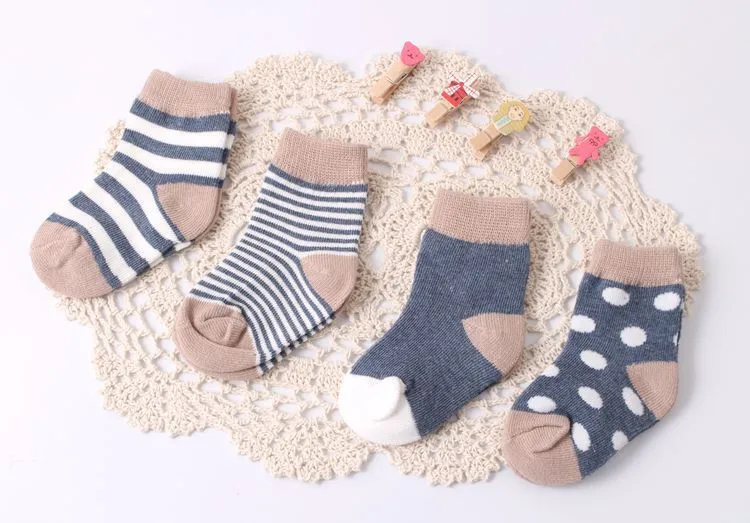 4 пар/лот, хлопковые носки для малышей, комплект на весну/осень, носки-тапочки в полоску и горошек для новорожденных и малышей 0-3 лет, Лидер продаж