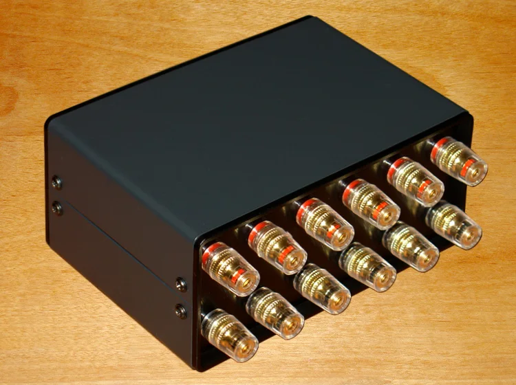 

Amplifier/Speaker 1 to 2 / 2 to 1 1 Input 2 Output /2 Input 1 Output Audio Signal Switcher Switch Selector HiFi speaker selector