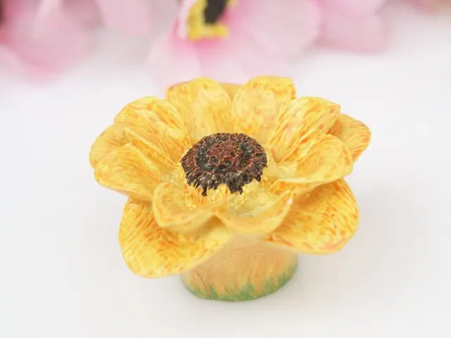 

10Pcs/Lot Child Cartoon Yellow Flower Kitchen Cabinet Handle and Knobs