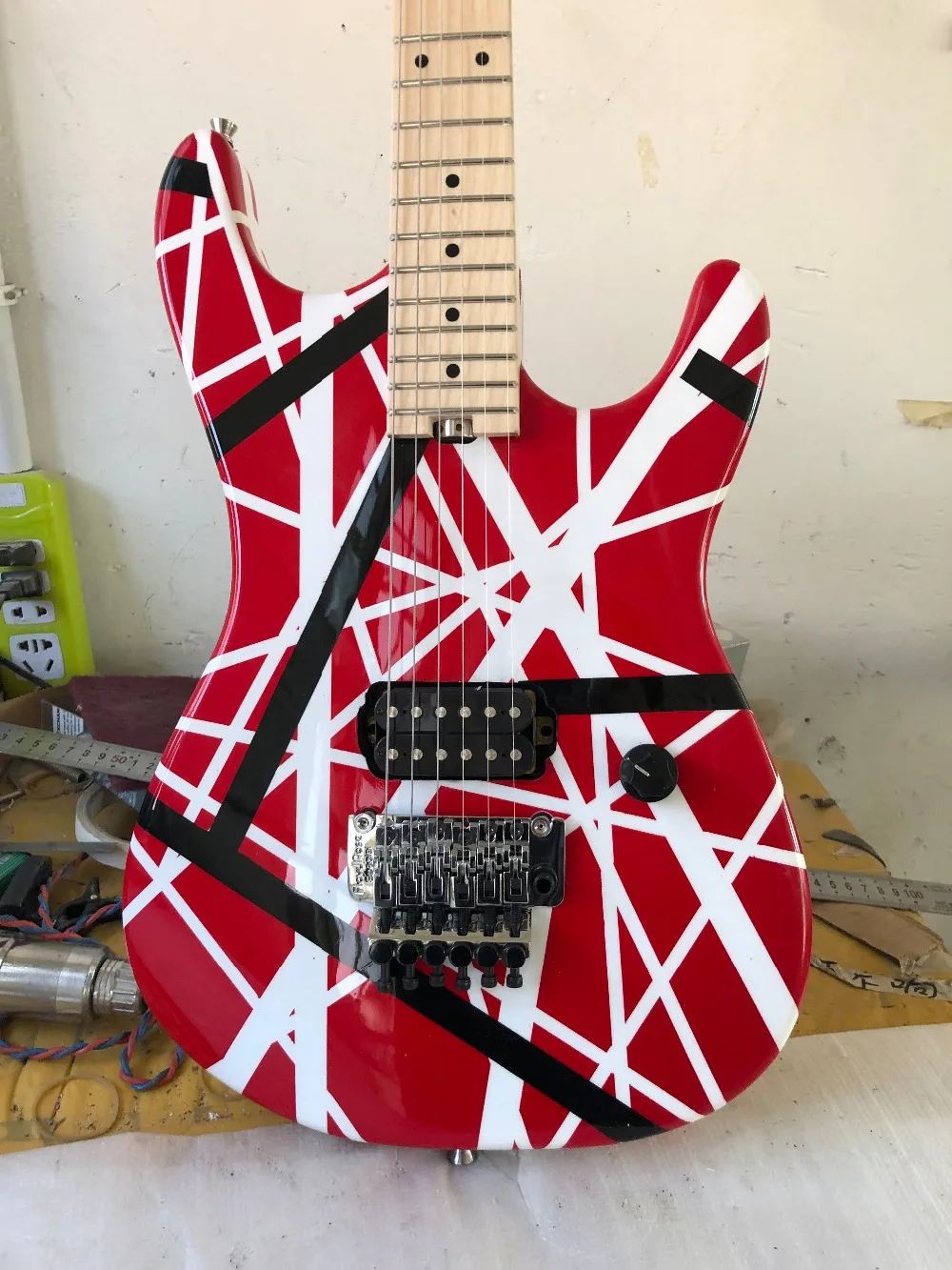 

High quality and low price Swiss electric guitar, black paint, imported accessories, fixed bridge, real photos