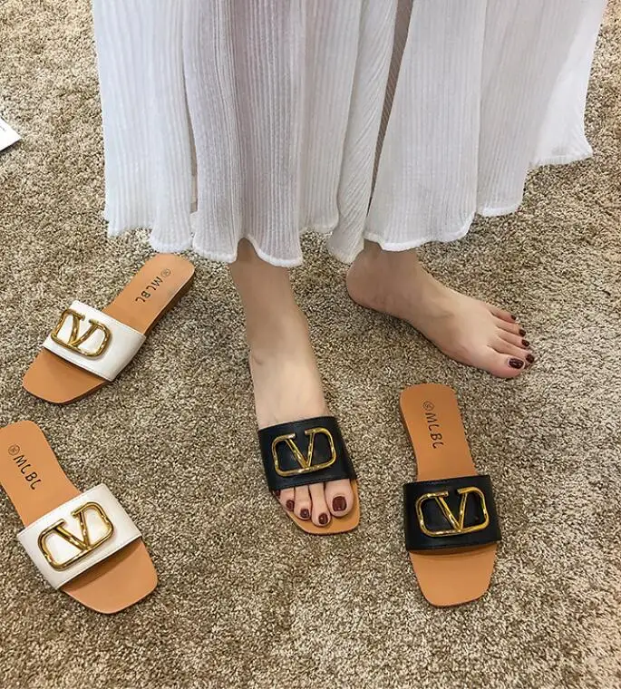 

Wearing a Korean version of the new flat-bottomed word drag women fashion wild non-slip 2019 summer sandals and slippers