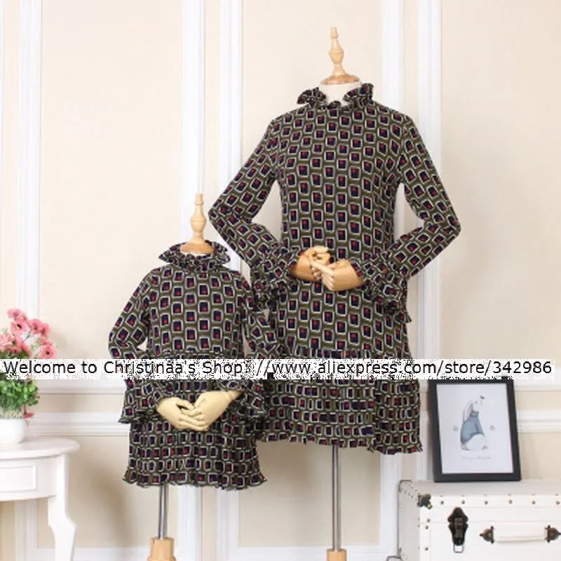 

2018 Orignal design Mother Daughter Dresses family matching Clothes Mom Girl chiffon pleated dress with warm thick Velvet Lining