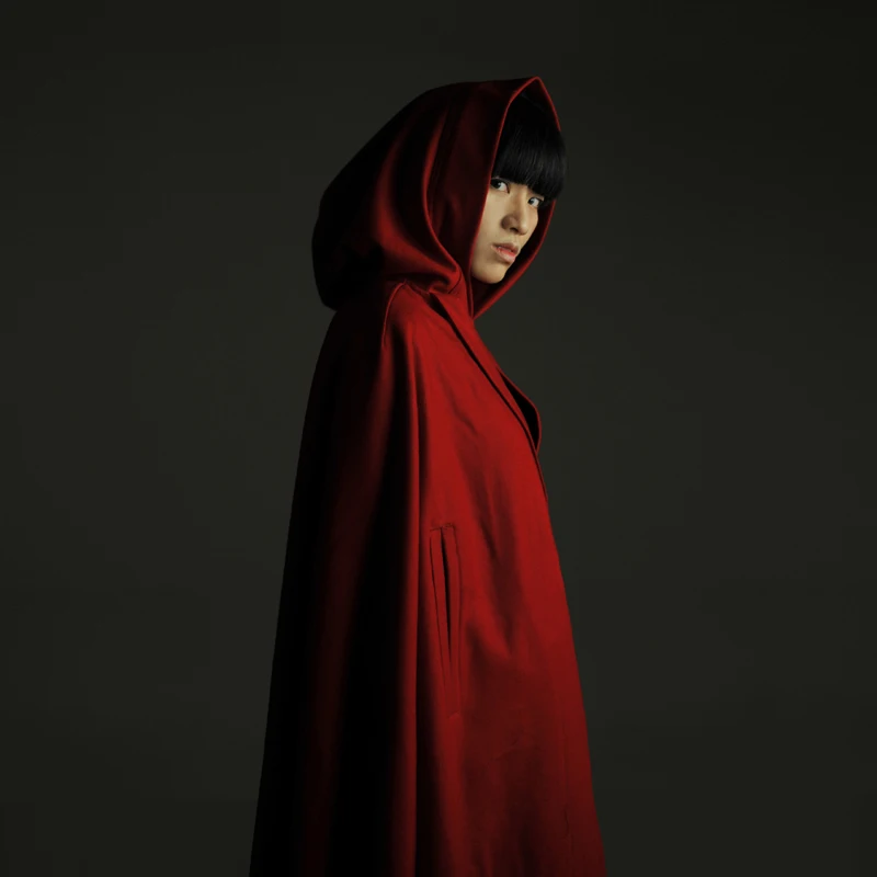 девушка в меховой накидке. девушки накидки. пелерина кейп. девушка в плаще с капюшоном. девушки накидки.