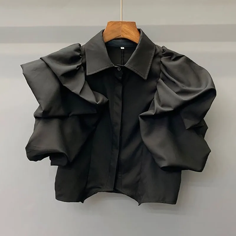 Женская блузка с оборками TWOTWINSTYLE белая отложным воротником и короткими рукавами