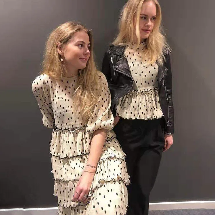 

Spring and Summer 2019 New Wave Point Flounces Layered Holiday Dress Women O-Neck Puff Sleeve Button Straight Dress Women