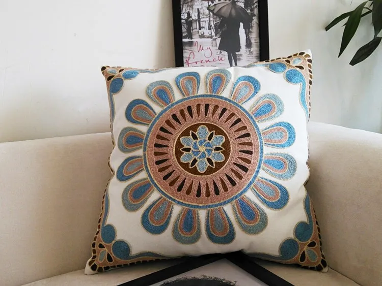 Housse de coussin canapé brodée