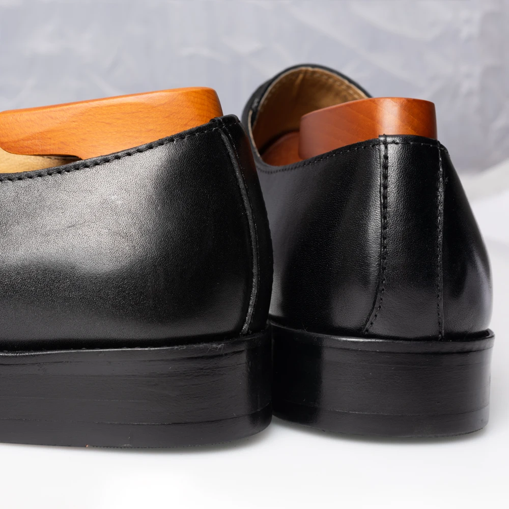 Мужские модельные туфли-оксфорды; свадебные туфли; однотонные черные кожаные лоферы с острым носком и ремешком в деловом стиле
