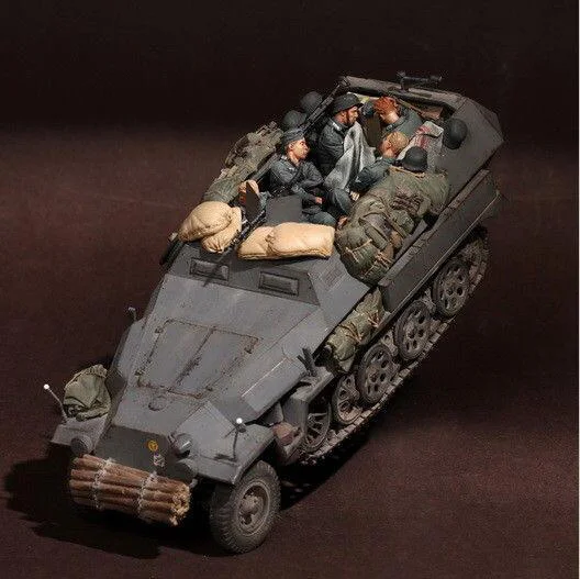 

Free Shipping 1/35 Scale Unpainted Resin Figure Armored vehicle crew 6 figures collection figure
