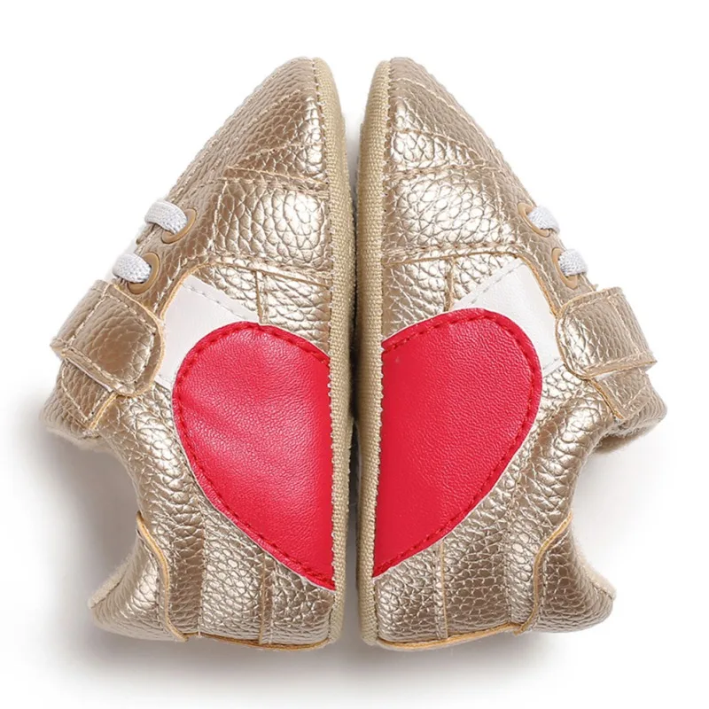 Обувь для маленьких девочек в форме сердца, из искусственной кожи, для первых ходунков, мягкий фон, спортивные кроссовки для новорожденных