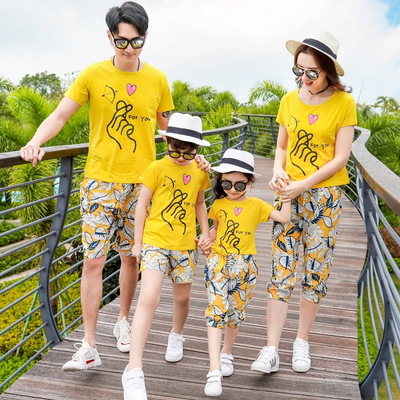 

Family Matching Clothes Summer T-shirt+Shorts Set Cotton Mother Daughter Suits Father Son Beach Pants Holidays Family Look