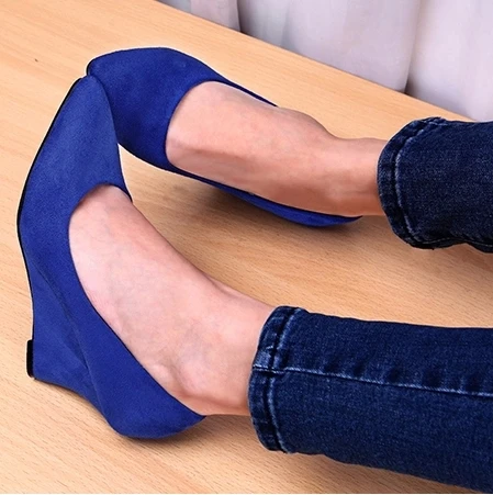 Женские туфли с острым носком лодочки на танкетке 8 см леопардовым принтом синие