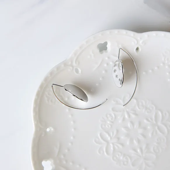 2017 European and American Style Personality Arc Earrings Metal Oval Plate Hook Shape Drop Earrings for women