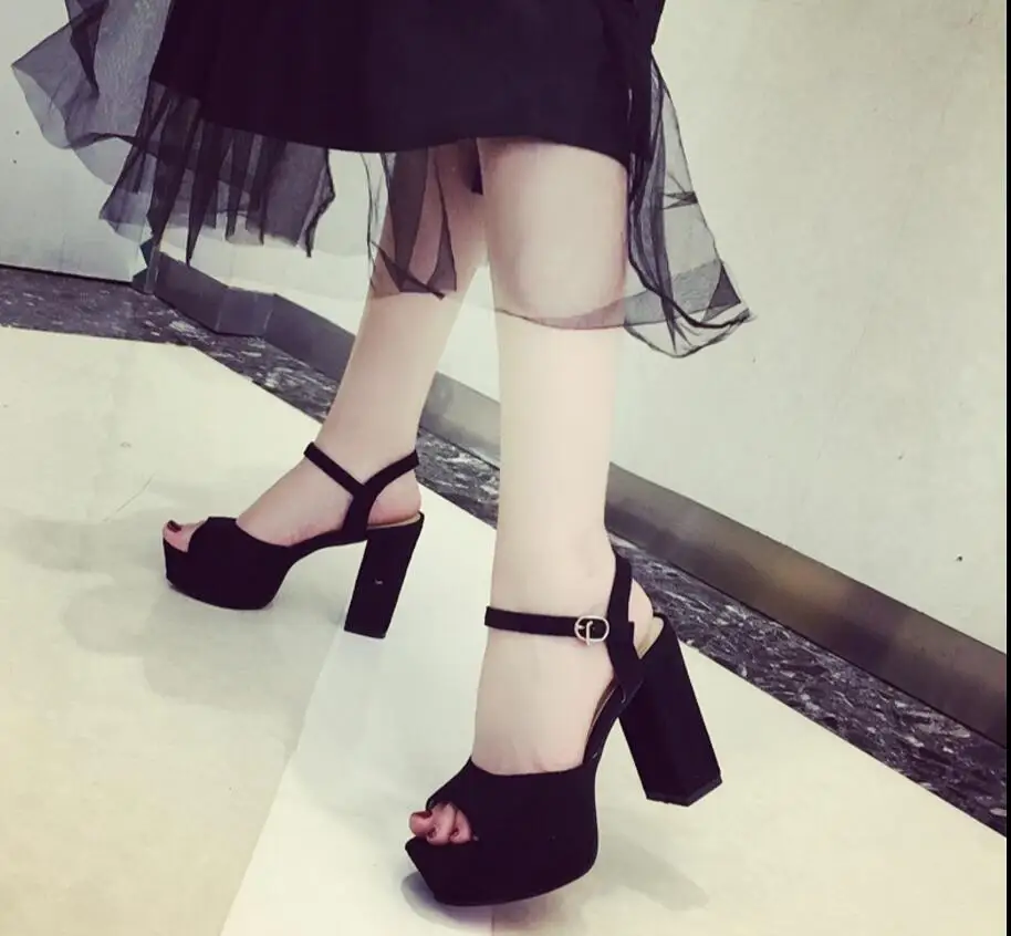

2018The new women's sandals are styled with a stylish pair of stylish shoes