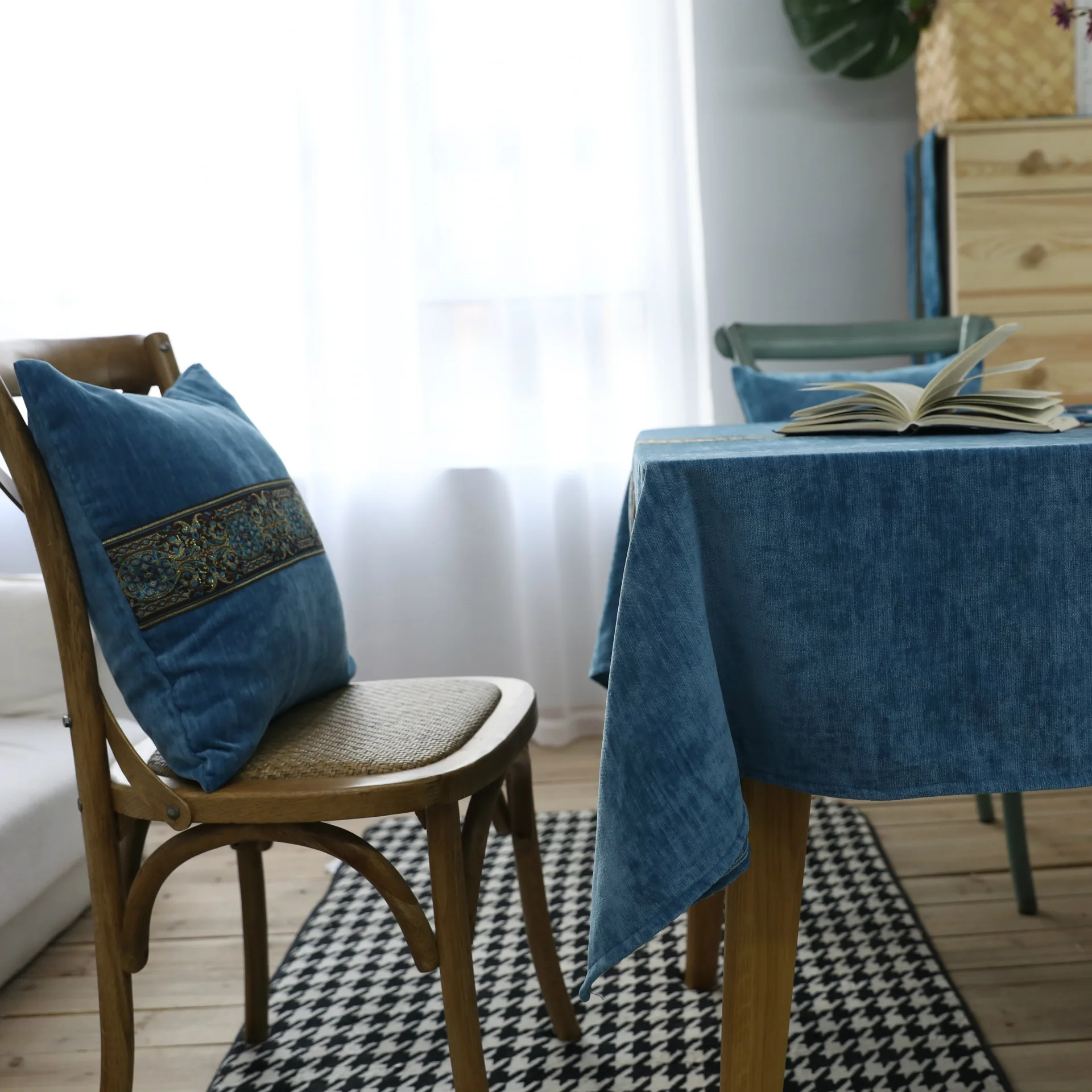 Nordic classical high-end tablecloths tea cloth embroidery blue double-sided velvet thick rectangular table cloth Nordic classical high-end tablecloths tea cloth embroidery blue double-sided velvet thick rectangular table cloth