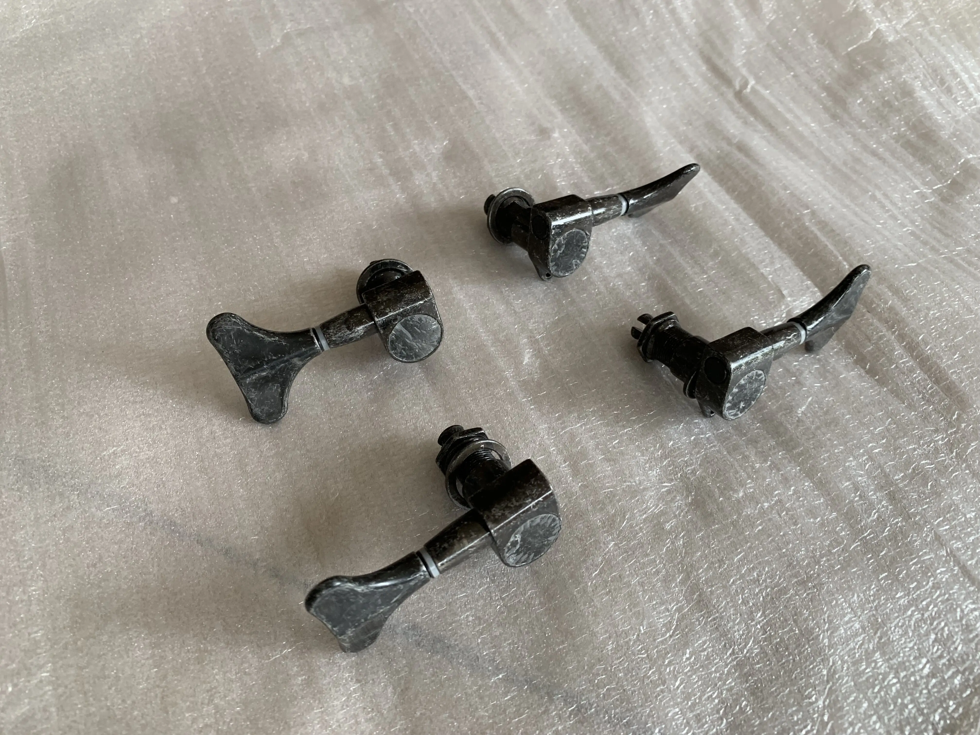 

Genuine Relic Nickel Silver Color Electric Bass Machine head Tuners Tuning Peg 2R+2L Can be sold with 1pc