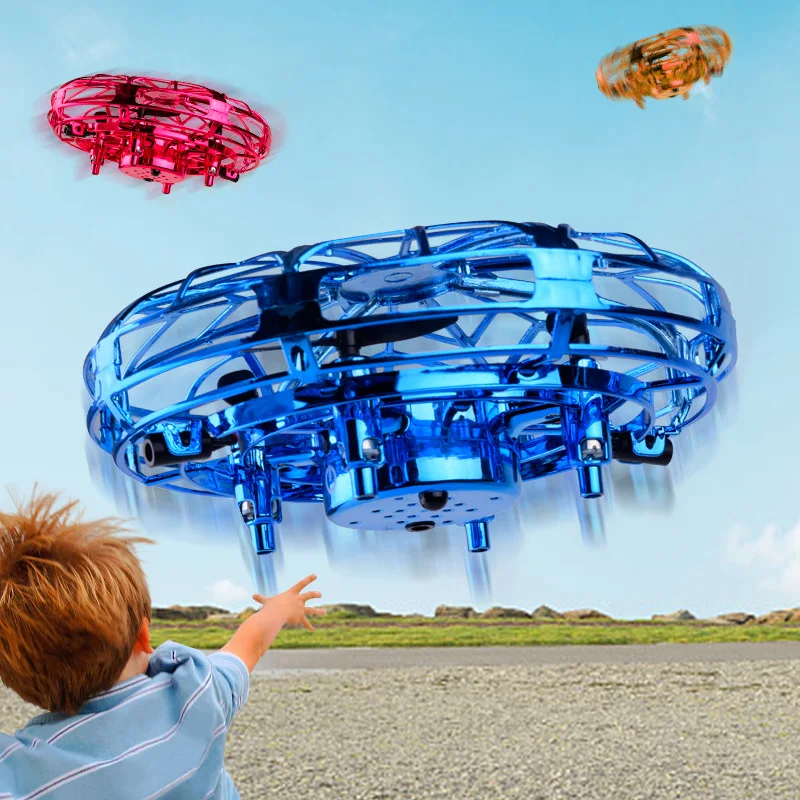 UFO فتة الاستشعار الطائرات ذكي تعليق UAV لعبة البسيطة أربعة محور ألعاب للأولاد فلاش يطير القرص هدية الأطفال اللعب في الهواء الطلق
