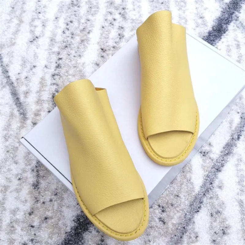 Новая повседневная женская обувь; популярные летние кожаные женские сандалии; удобные мягкие модные тонкие туфли на плоской подошве с закрытым носком - Цвет: Цвет: желтый