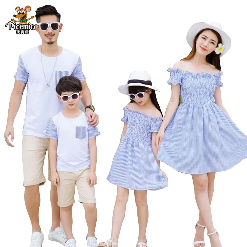 Семья подходящая друг к другу одежда Летний стиль Модные одинаковые Семейные комплекты в полоску; платья для мамы и дочки, папы и футболка для сына