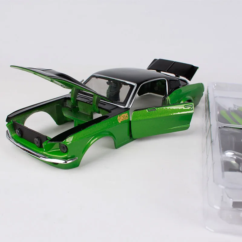 Maisto 1:24 1967 ford mustang gt green car diecast sets noble version car model hand-assembled green car toy gift for men 39094