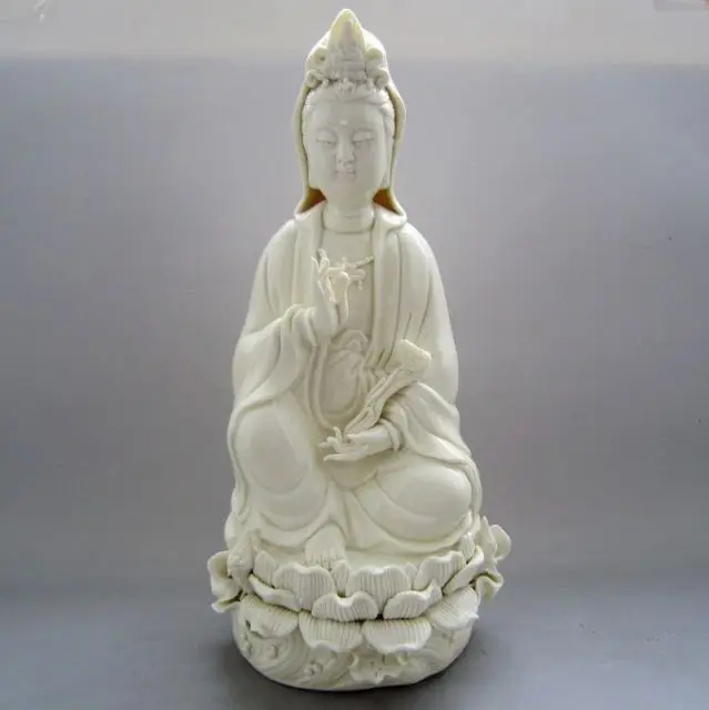 Statue Blanc de Chine Kwan Yin Kuan Yin Porzellanfigur Guanyin auf Lotus Thron 