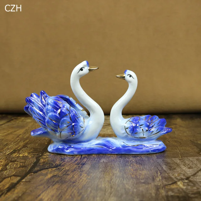 Фарфоровая миниатюрная керамическая фигурка влюбленных в животных ручной работы с лебедем, китайское украшение, украшение для рукоделия, подарочные аксессуары