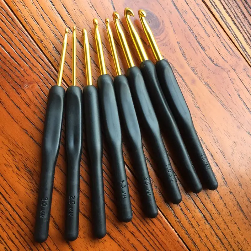 

New 2.5mm-6.0mm 8pcs/Set Black Color Knitting Needles Soft Handle Aluminum ABS Gold Crochet Hooks For Knit DIY Crafts Loom Tool
